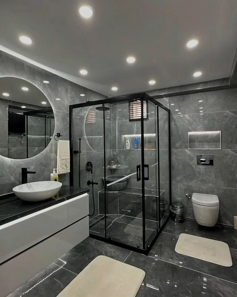 Modern gri mermer banyo ve duşakabin